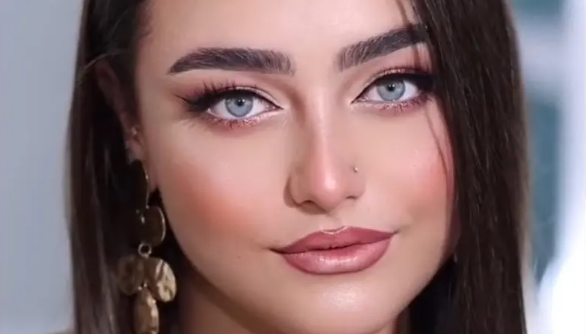 تعيين مؤثرة جزائرية سفيرة للعمل الخيري يثير الجدل