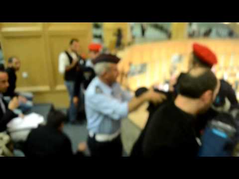 سيدة تصرخ" يا عبدالله النسور..من قتل نفساً بغير نفس كمن قتل الناس جميعاً"