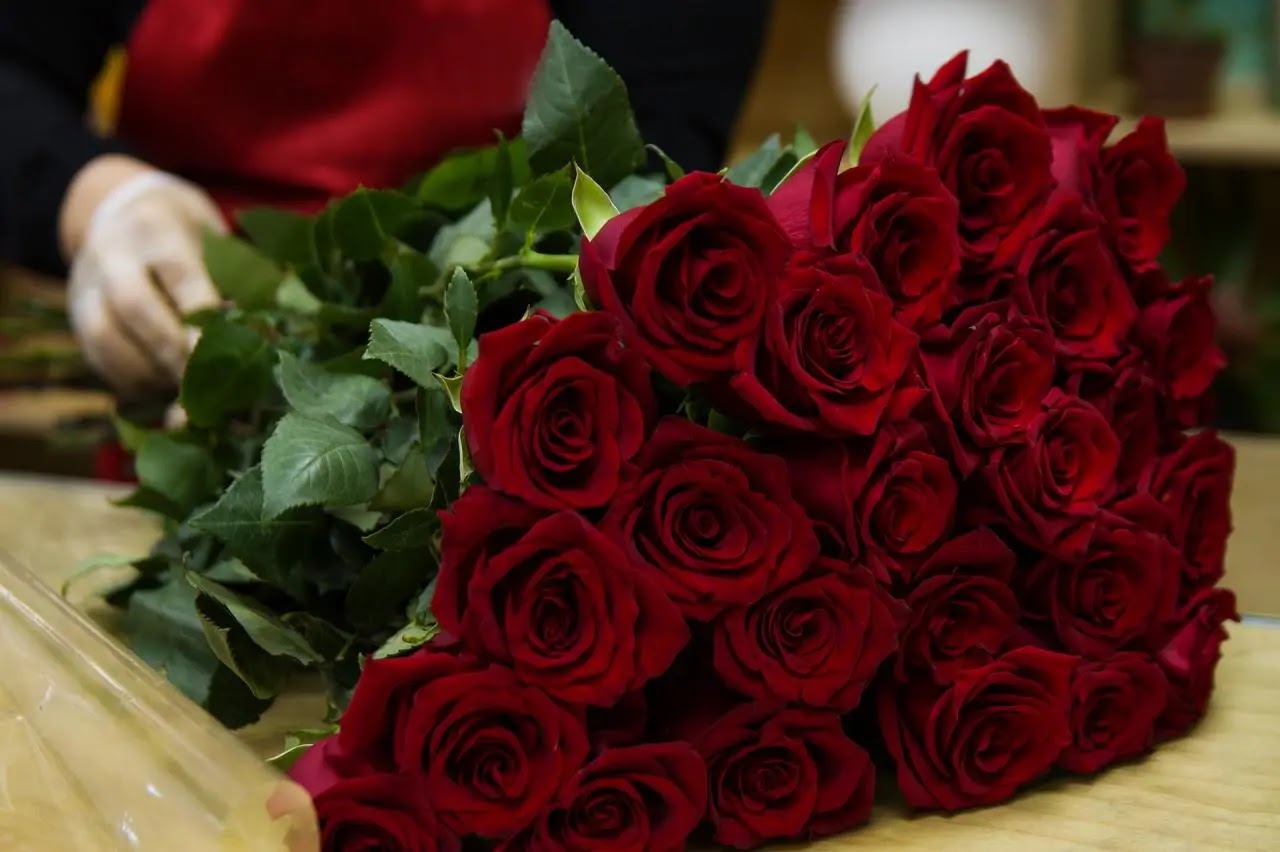 تفسير حلم إهداء الورد الأحمر في المنام 