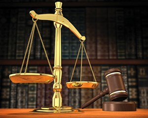 ابوظبي: أم تضرب رضيعتها بعد ساعة من ودلاتها حتى الموت