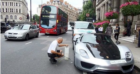 مليونير سعودي يعطّل المرور في لندن لتنظيف سيارته (البورش)