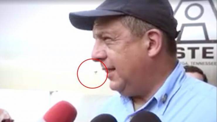 بالفيديو : هذا ما يحدث عندما تدخل 'حشرة' في فم رئيس دولة على الهواء مُباشرةً؟!