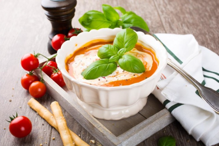 شوربة السبانخ والطماطم الكريمية الشهية