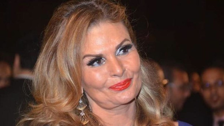 يسرا تغضب لأجل والدتها 
