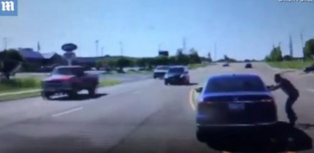 بالفيديو ..  أمريكي ينقذ سائقاً أصيب بنوبة قلبية وفقد السيطرة على سيارته