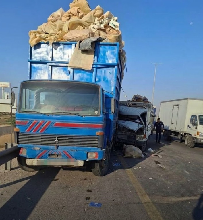 تصادم مروري على طريق 100 بعد جسر اللبن باتجاه الزرقاء