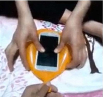 شاهد : كيف تحول بالونا لغطاء يحمي هاتفك الذكي في 10 ثوان؟