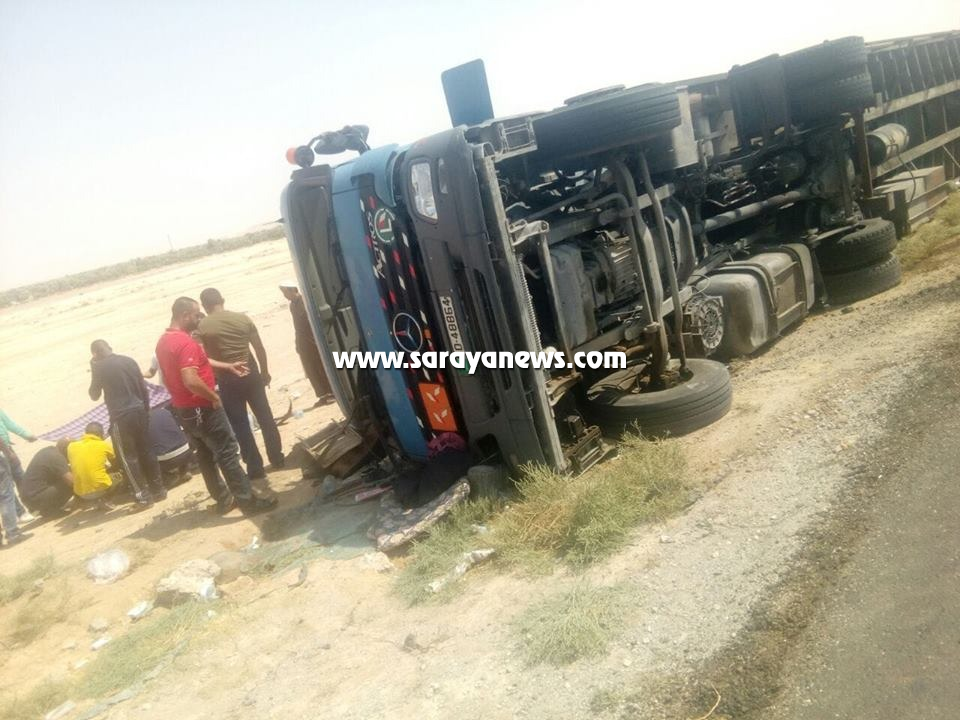 بالصور : انقلاب شاحنة تنقل مركبات على الطريق الصحراوي 