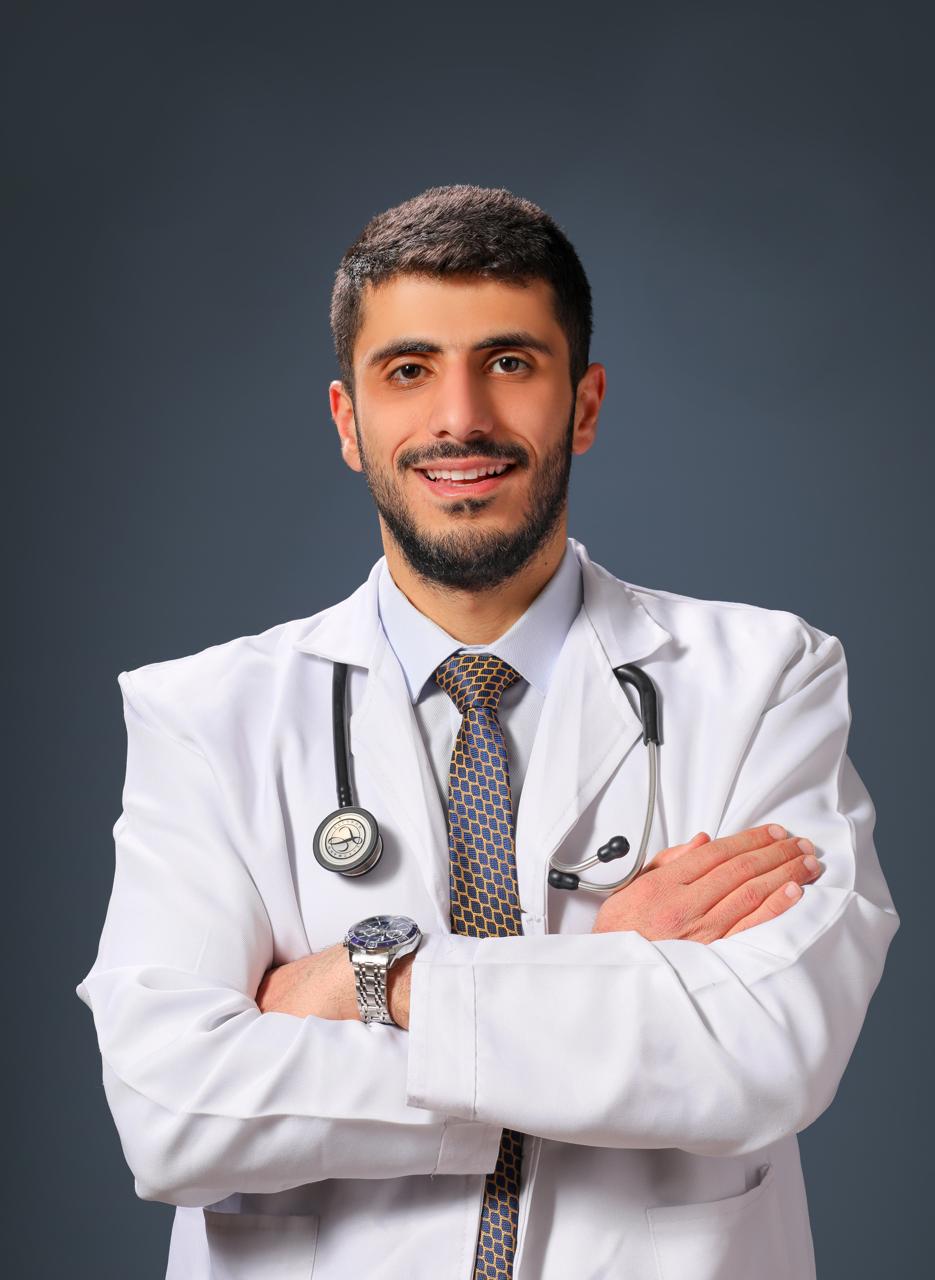 محمد خريسات وعائلته يهنئون نجلهم الدكتور عمر خريسات بمناسبة تخرجه من كلية الطب