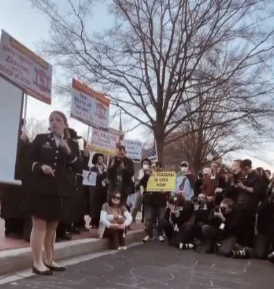 مظاهرة حاشدة لطيارين أمريكيين أمام سفارة "إسرائيل" بواشنطن للتضامن مع أيقونة "الحرية لفلسطين"