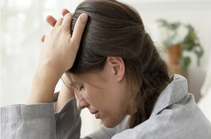 أتوهم بأن خاطبي قد عاش قصة حب قبلي، فكيف أتخلص من ذلك؟