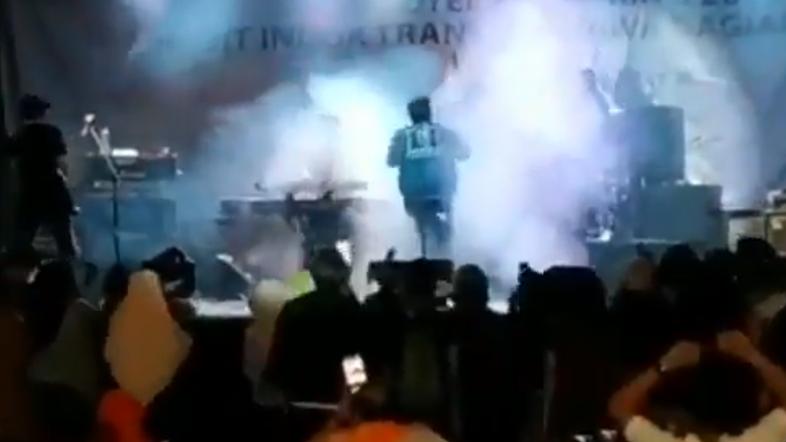 بالفيديو "اعصار تسونامي يبتلع فرقة موسيقية أثناء عرض بإندونيسيا