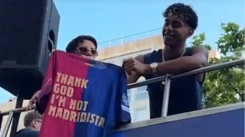 "الحمد لله أنني لست مدريدياً" ..  يامال يشعل احتفالات برشلونة بقميص "استفزازي"