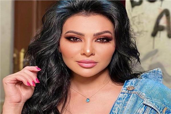 ميرهان حسين تعلن اعتزالها الفن
