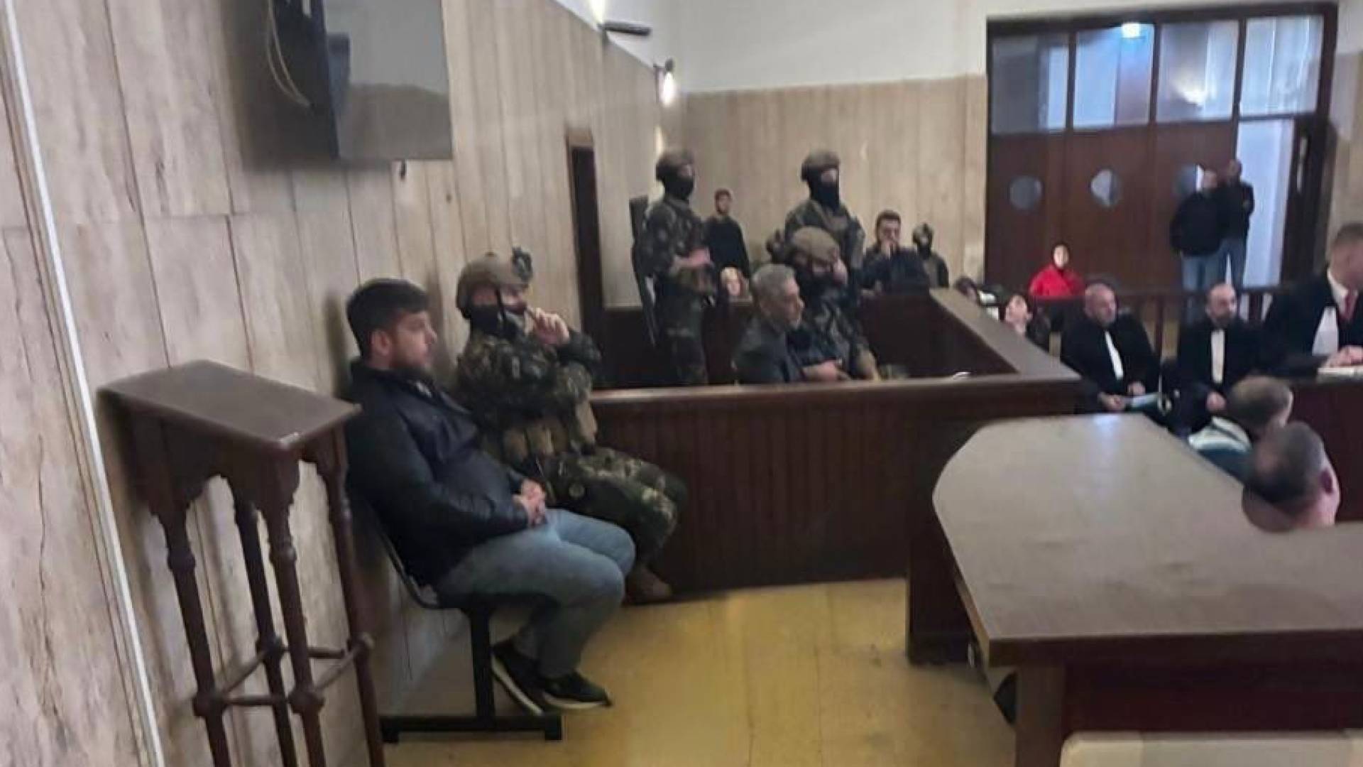 رغم قرار “السرية” ومنع الإعلام ..  صورة مسربة لـ “فضل شاكر” من داخل قاعة المحكمة تشغل الرأي العام