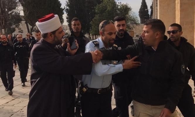 الاحتلال يعتقل أحد حراس المسجد الأقصى بعد الاعتداء عليه بالضرب 
