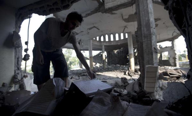 طائرات الاحتلال تدمر 3 مساجد في غزة (صور)