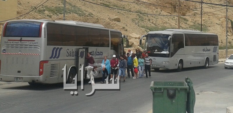 بالصور  ..  تعطل حافلة سياح واستبدالها بأخرى لمواصلة رحلتهم 