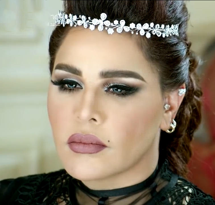 طالعة تهبلين بالحجاب ..  مدير أعمال الفنانة أحلام يتغزل بها