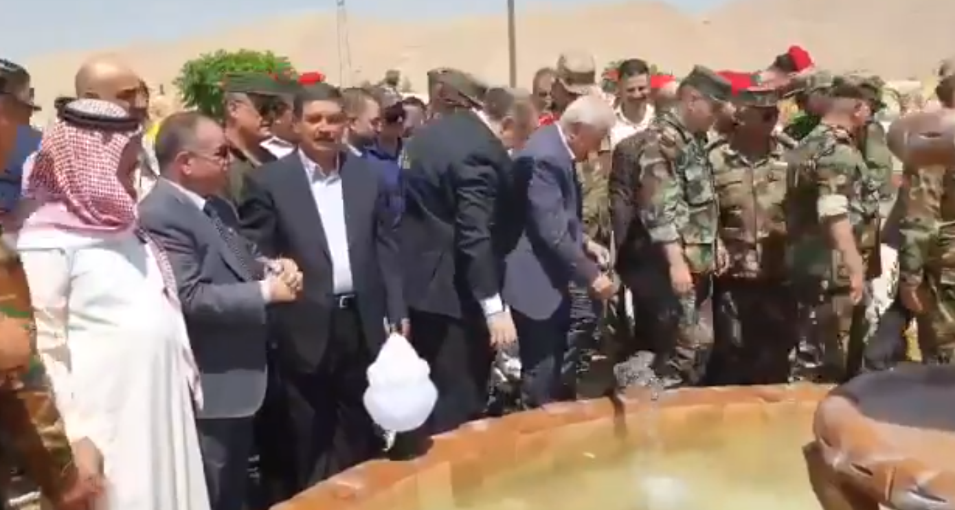 شاهدوا بالفيديو  ..  سخرية واسعة من حضور وزراء و كبار "ضباط الأسد" لتدشين "حنفية ماء" تسير بها "بطتان"