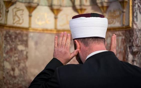 أمام وزير الأوقاف ..  3 مساجد بلا أئمة أو مؤذنين أو خدم منذ أشهر في بلدة الجنيدية بجرش