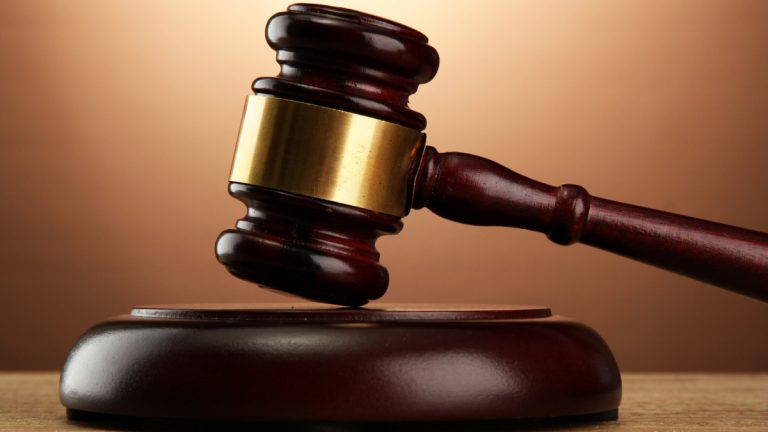 ذرفت الدموع أمام المحكمة لتنقذ قاتل ابنها من حبل المشنقة