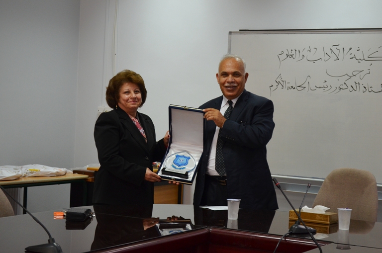 جامعة عمان الأهلية تكرم الدكتورة علياء الصالح عميد كلية الآداب والعلوم سابقاً