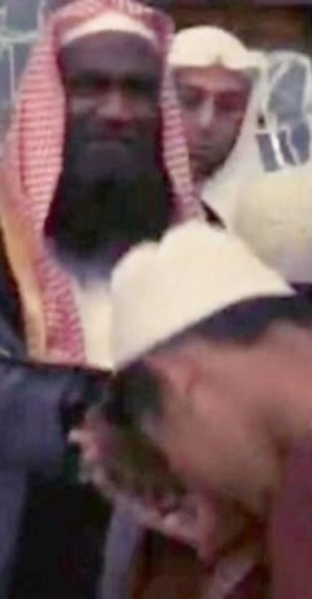 الكلباني يكشف سبب السماح بتقبيل يده في ​ا​ندونيسيا: تحيتهم هكذا ..  وسحب اليد يرونه كبراً