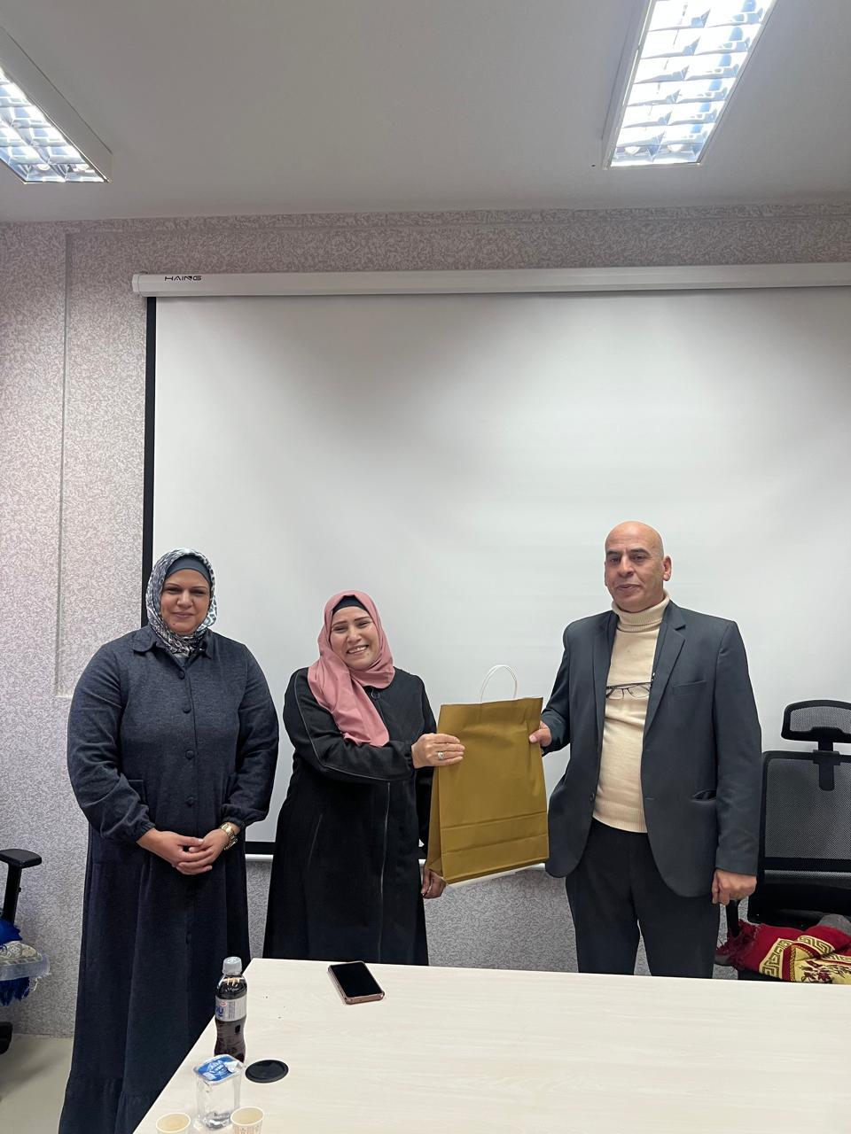 اللصاصمة يكرم الموظفة هدى الخلفات 