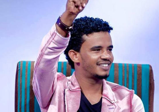 فنان سوداني يفاجئ عروسين في حفل زفافهما