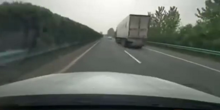 فيديو مروع ..  شاهد نهاية السرعة القصوى على طريق بالصين