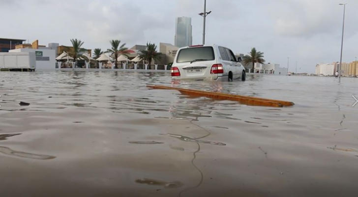 الإمارات تجرّم الاقتراب من مجاري السيول