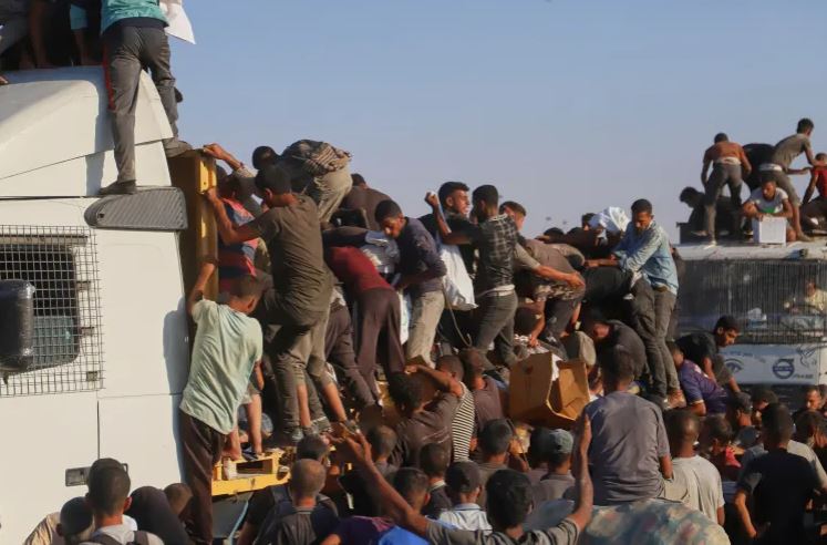 20 شهيداً وعشرات الجرحى بانقلاب شاحنة على طالبي مساعدات بغزة