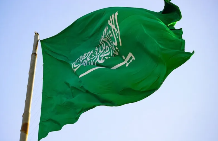 السعودية تحذر: أسعار النفط قد تقفز إلى 180 دولارًا للبرميل في حال استمرار صدمة الطاقة