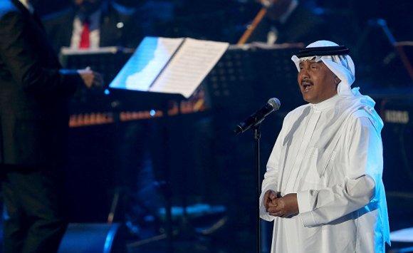 بالفيديو :محمد عبده يغازل مذيعة على الهواء