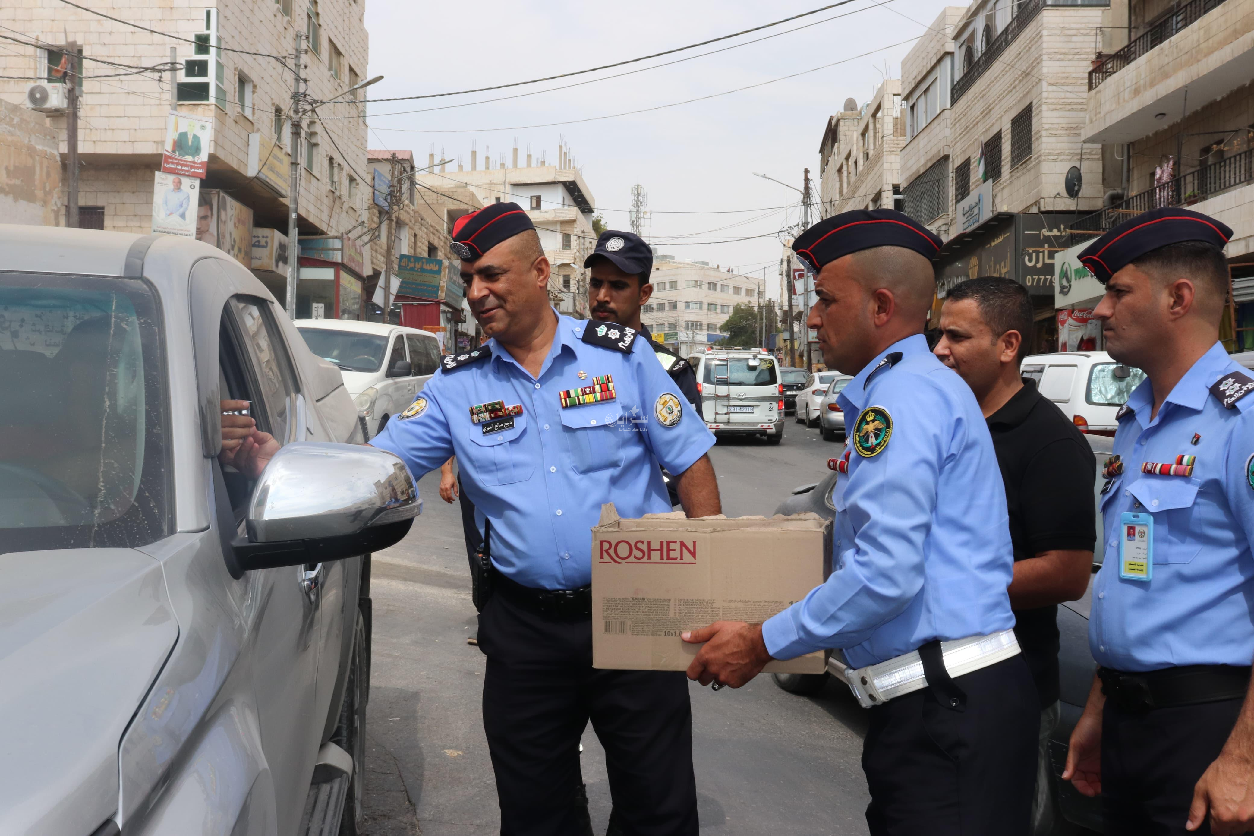 تحت شمس الطفيلة الحارقة ..  الأمن العام يوزع المياه على المواطنين 