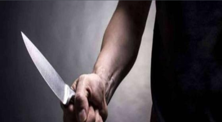 بدم بارد ..  أب يطعن أطفاله رغم التوسلات والبكاء