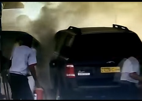 بالفيديو  ..  اصابة طفلين اردنيين بحروق بعد اشتعال سيارة بمحطة وقود في عُمان 
