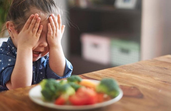 7 أخطاء يقع فيها الآباء عند إطعام أطفالهم