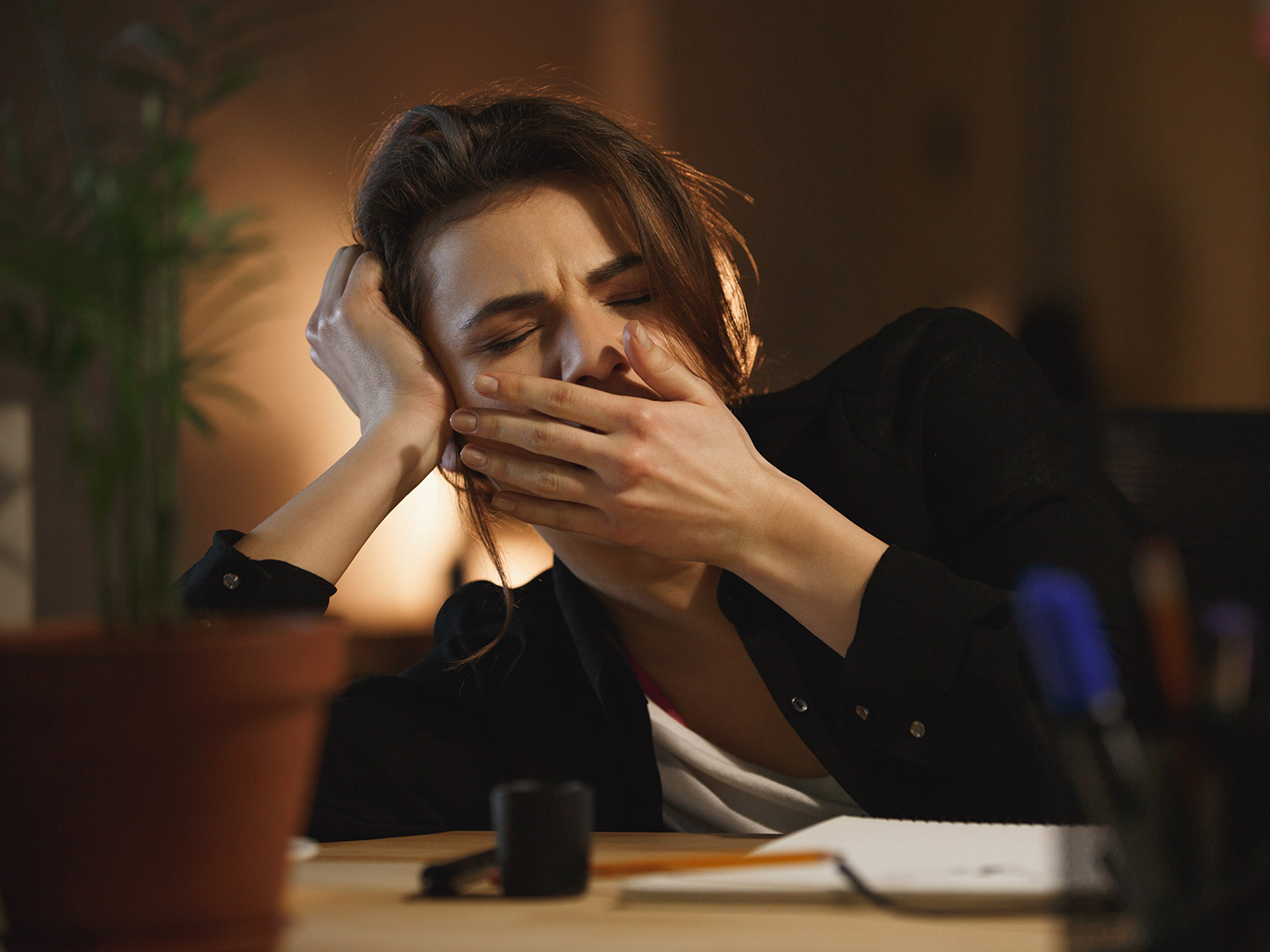 أسباب خمول الجسم الدائم .. لماذا تشعرين بالتعب حتى بعد النوم؟ أسباب قد لا تتوقعينها