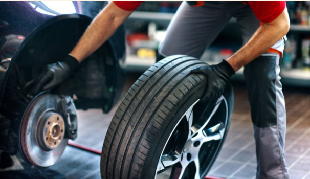ماذا تفعل إذا انفصل إطار سيارتك أثناء القيادة؟