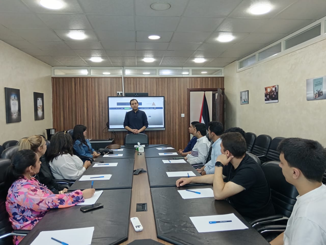 طلبة "الشرق الأوسط" يزورون معهد السياسة والمجتمع