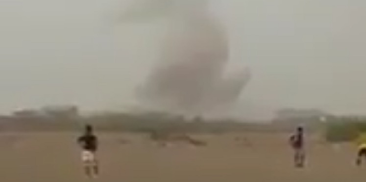 بالفيديو .. اطفال يلعبون كرة القدم تحت نيران الصواريخ في اليمن 