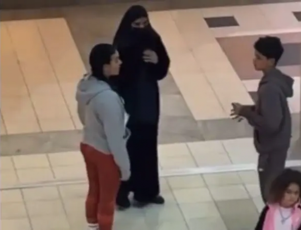 بملابس رياضية  ..  شاهد جورجينا تتسوق مع أطفالها في الرياض