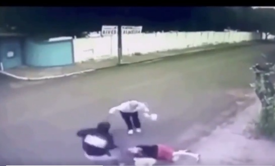 بالفيديو ..  عجوز ينقذ امرأة من السرقة بعكازه الذي يستند عليه 