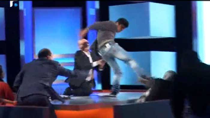 بالفيديو ..  شاب يركل  امه بقدمه ..  ويهددها بالذبح على الهواء 