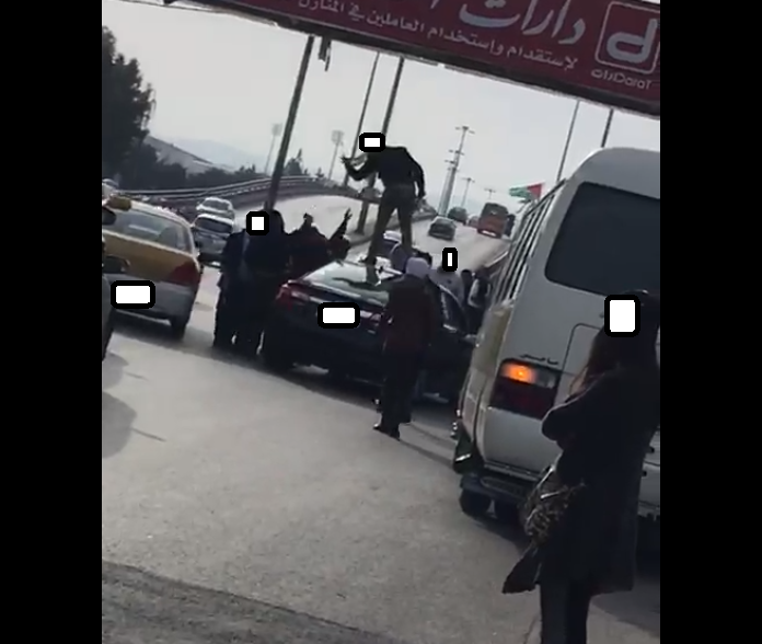 بالفيديو  ..  عمان : على طريقة المافيا   .. "كنترولية باصات" يعتدون على شاب ويحطمون مركبته 
