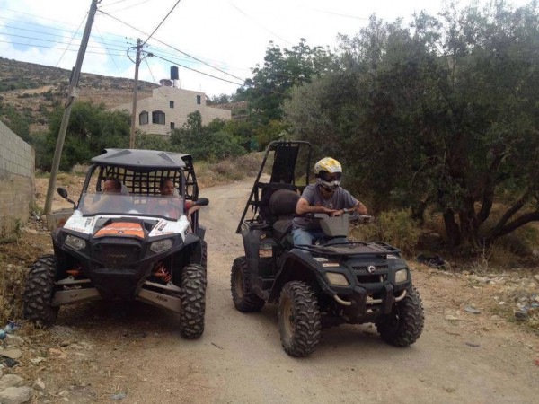 بالصور  ..  ناشطون يحتجزون 3 مستوطنين مسلحين في نابلس
