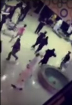 هروب المتسوقين من مجمع "الجوف بلازا" بسبب مضاربة جماعية