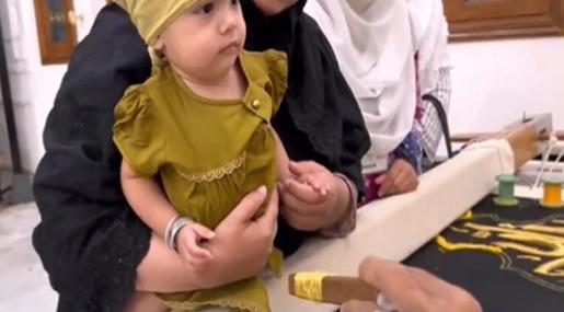 بالفيديو ..  طفلة باكستانية تضع لمساتها على كسوة الكعبة